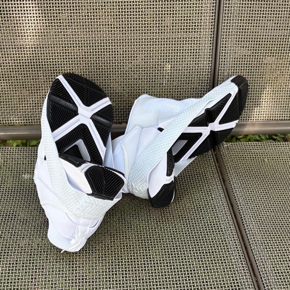 Nike go Flyease White and Black Slip-On Athletic Shoes - Picture 6 of 16